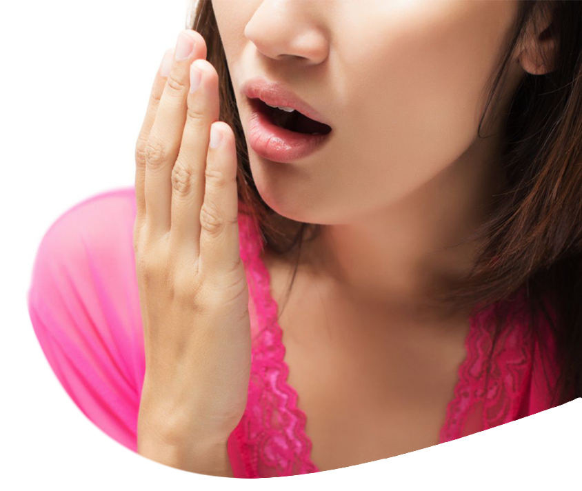 Detailný záber na tvár ženy, ktorá si kontroluje dýchanie.